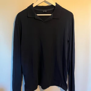 Riley tröja - Navy tröja från Riley i storlek L