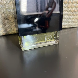 Gucci envy for men parfym  - Den här parfymen är helt o andvänd och har slutat tillverkas, det kommer också med en dusch gel