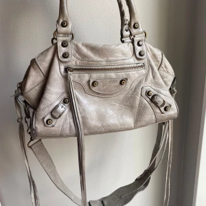 Balenciaga väska - Jättefin ÄKTA Balenciaga väska (äkthetsbevis från the vintage bar medföljer) 🤍 lite slitna/stötta kanter samt handtag (syns på bilderna) men det ger den bara karaktär! En mellanstorlek, snäppet mintre än den klassiska stora modellen av ”city bag”