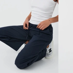 Linnebyxor  - Använda en gång! Så nyskick! Storlek L och det är marinblåa! 