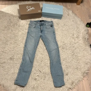 REPLAY ANBASS - Tja säljer nu dessa replay jeans i den populära modellen anbass. Skickat är 10/10 nästan helt oanvända. Några schyssta slitningar finns där fram och på bakfickorna. Storlek 30 32. Skriv till mig vid intresse!💯