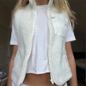 Vit väst  - Säljer denna snygga väst från Lindex. Storlek 146-152 men passar XS-S💘hör av er för fler bilder. Lånad bild!