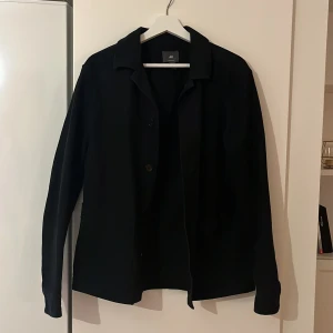 Overshirt - Snygg svart overshirt från hm. Sitter superbra. Knappt använd. Säljs då den tyvärr inte kommer till användning.  Hör av er vid fler bilder eller frågor 