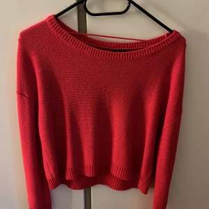 Röd stickad tröja - Säljer en snygg röd stickad tröja som är perfekt för höst och vinter. Tröjan har en enkel design med långa ärmar och en rund halsringning. Den är mjuk och bekväm, perfekt för att hålla sig varm under kyliga dagar. Passar bra till både jeans och kjol!