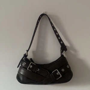 Zara väska - Super snygg väska ifrån zara i suveränt skick! Jätte trendig och perfekt till hösten🍁🍂!! (Mörk brun färg)