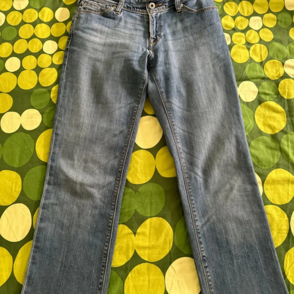 Ett par fina, bekväma Levis jeans.  Innerbenslängd: 68cm Midjemått: 73cm. Jeans & Byxor.