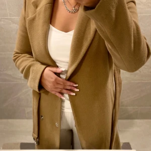 Brun kappa Ivyrevel - Säljer min älsklings kappa då den inte längre passar. Från märket Ivyrevel, storlek 36, i den perfekta bruna färgen🤎 Perfekt jacka nu till hösten. Skicket är välanvänt då jag verkligen trivts med denna jackan, men den är absolut inte sliten. 