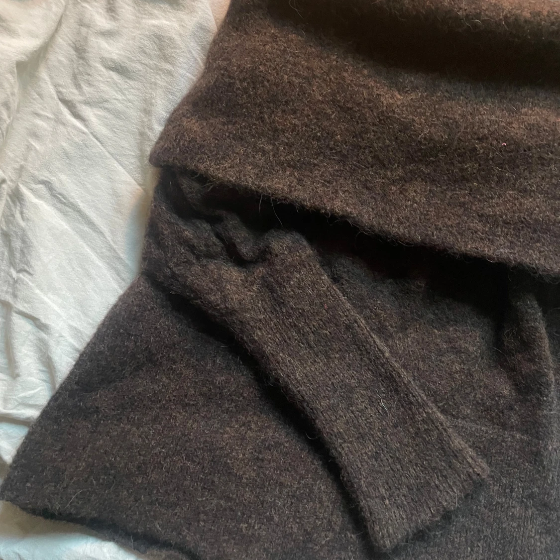 Brun offshoulder tröja  - 90