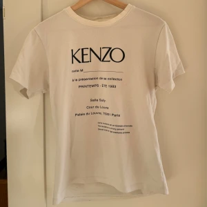 Kenzo T-shirt - Vit t-shirt från kenzo, storlek xs, i bra skick. Köpt för 1499kr