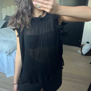 Topp från Zara - Supefin topp från zara. Perfekt för fest eller vardags. Säljer då den tyvärr är aningen stor. Storlek L