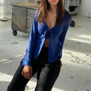 Blå designbysi  - En blå designbysi tröja, typ aldrig använd bara testad! Inga hål, märken eller fläckar på den. Den är superfin på andra men den kommer aldrig till användning! (Inte mina bilder)