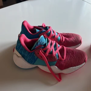 basket skor - helt oanvända james harden skor, stl 40 men passar mer som 39