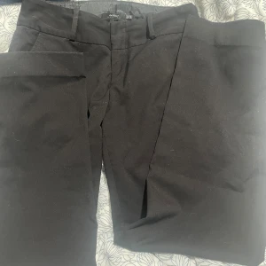 Kostymbyxor  - Säljer dessa snygga lågmidjade kostymbyxorna då de var långa och stora på mig.  De är raka ben. 