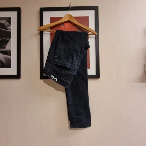 Dondup george  - Sjukt feta svarta dondup george i strl. 32, men sitter mera som 30/31or. De är EJ upsydda! Mucket fint skick utan några defekter. Vid frågor eller fler bilder är det bara att skriva //Kba_Closet 