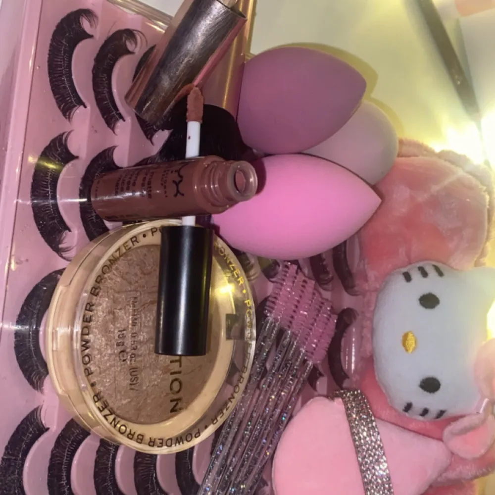 Säljer nu återigen ett sminkkit som är lite större. Beautyblenders Fransar Fransborstar Highlighter Hellokitty hårband Nyx matt läpp Puderpuff Concealer  Sminkborste Allt för 150+frakt (Kan gå ner vid snabbaffär). Skönhet.