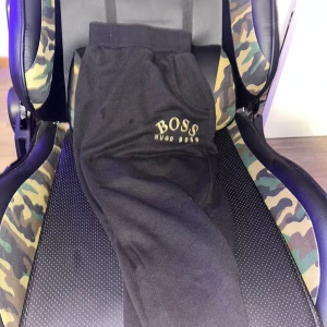 Hugo boss - Hugo boss mjukis byxor, säljer dem pga att dem ej passar längre väldigt fint skick storlek är 170-176. Pris kan justeras vid snabb affär. Hör av dig om du är intresserad. Mvh