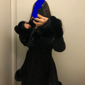 Päls jacka - Är endast använd en gång! E i strl XL men passar även bra på mig som vanligtvis har strl Xs (det e jag på bilderna) och på min syrra som brukade ha strl L, nyskick!