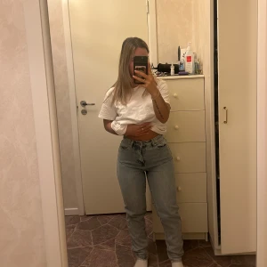 Jeans  - Fina jeans som är väldigt bekväma, säljer för 80kr