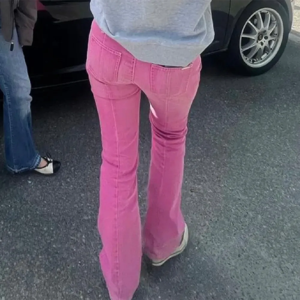 Jättefina rosa jeans. Köpa på Plick för 700kr och säljer då de tyvärr var för stora. Obs bilder från förra ägaren! . Jeans & Byxor.