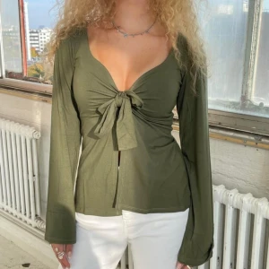 Maddy blusen -  Maddie blusen från design by si i en skitsnygg grön färg! Har använt ksk 3/4 gånger men kommer tyvär aldrig till användning så e därför ja säljer den💕💕💕PRIS GÅR O DISKUTERA VID SNABB AFÄR