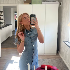 Jeansklänning - Hej hej! Säljer denna utsålda populära jeansklänningen från Zara! Säljer denna då jag köpte den andra i en mörkare färg å den fall mig mer i smaken. Köpte för 500kr men säljer för 300kr. Använd en gång så den är i super skick! I storlek xs😍