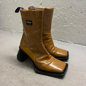 Eytys Gia stövlar med klack - Eytys-stövlar med fyrkantig tå i patenterat läder, väldigt bra skick! 