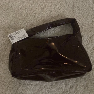 Vinröd höstig handväska - Superfin skimrig handväska från h&m. Helt oanvänd med lappen på! Så fin och höstig! Nyköpt pris 179kr, säljer för 140kr - Pris går att diskutera.