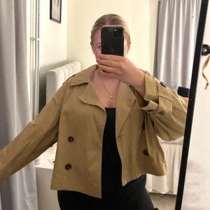 Trench coat - Säljer min otroligt snygga trench coat från Ginatricot som nu är slutsåld.. den har tyvärr inte kommit till användning så mycket och  är använd max 5 gånger! 👌👌 🩷 Jackan är i stl L men tycker bara det påverkar längden och inte passform. Nypris:700kr