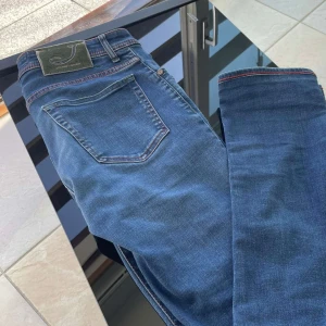 Jacob cohen jeans - Sällsynta Jacob cohens jeans. Super fräsch utöver några få defekter här och där. Storlek 33 på dom men skulle säga att dom sitter som 32W 34L. Skriv för fler bilder eller annat! 