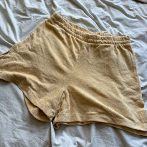 Shorts - Högmidjade mjukisshorts i froté. Har en ficka i bak, knyts på insidan av shortsen.