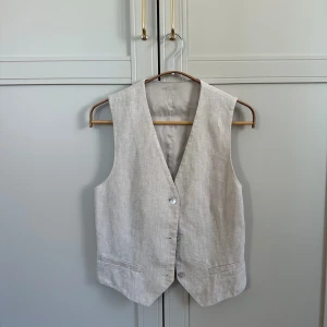 Kostymväst i linne - Superfin väst i linne från & Other Stories. Använd en gång så i väldigt fint skick.  Storlek 38 men ganska liten i storlek så passar nog en 36:a också
