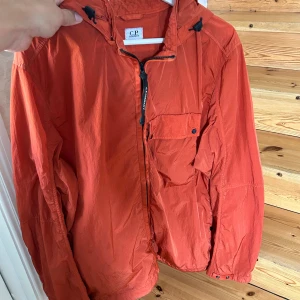 Cp company vind jacka - Storlek L 9/10 i skick haft få gånger. Den är väldigt lätt och skön och skyddar bra mot vind. Säljer den för 1400 men går att  diskutera pris vid snabb affär nypris 4000 som ni ser på sista bilden.