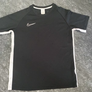 Nike idrott tröja - En Nike tröja. Är till 14-15 åringar, Har använts 2-3 gånger