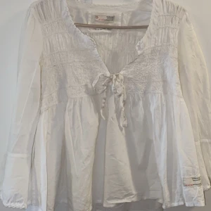 Vit blus - Jättefin vit blus från Odd Molly i storlek 0, vilket motsvarar storlek Xs. Rosett finns bara på ena armen (bild 3). Säljes då den inte kommer till användning. Mycket bra skick
