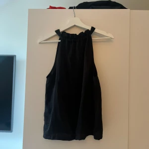 Festtopp - Festtopp från Bubbelroom Moa Mattsons kollektion i storlek 36. Knyt i rygg så går att justera