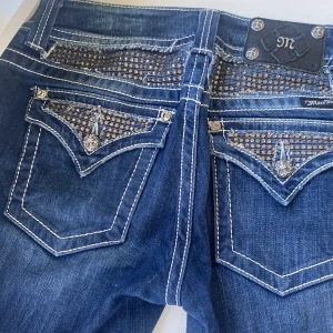 Miss me jeans  - Jag säker nu mina miss me jeans för att dem inte kommer till så stor användning 🌸Dem är i fint skick förutom att det har ramlat av några pärlor där bak (se sista bild) men det är inget man märker!👌🏻Dem är i storlek 30🌸