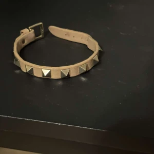 Valentino armband - Tjena säljer detta beiga valentino armband. De är användt men de är fortfarande i bra sick. För mer bilder eller andra frågor är det bara att skriva! Mvh Isak!