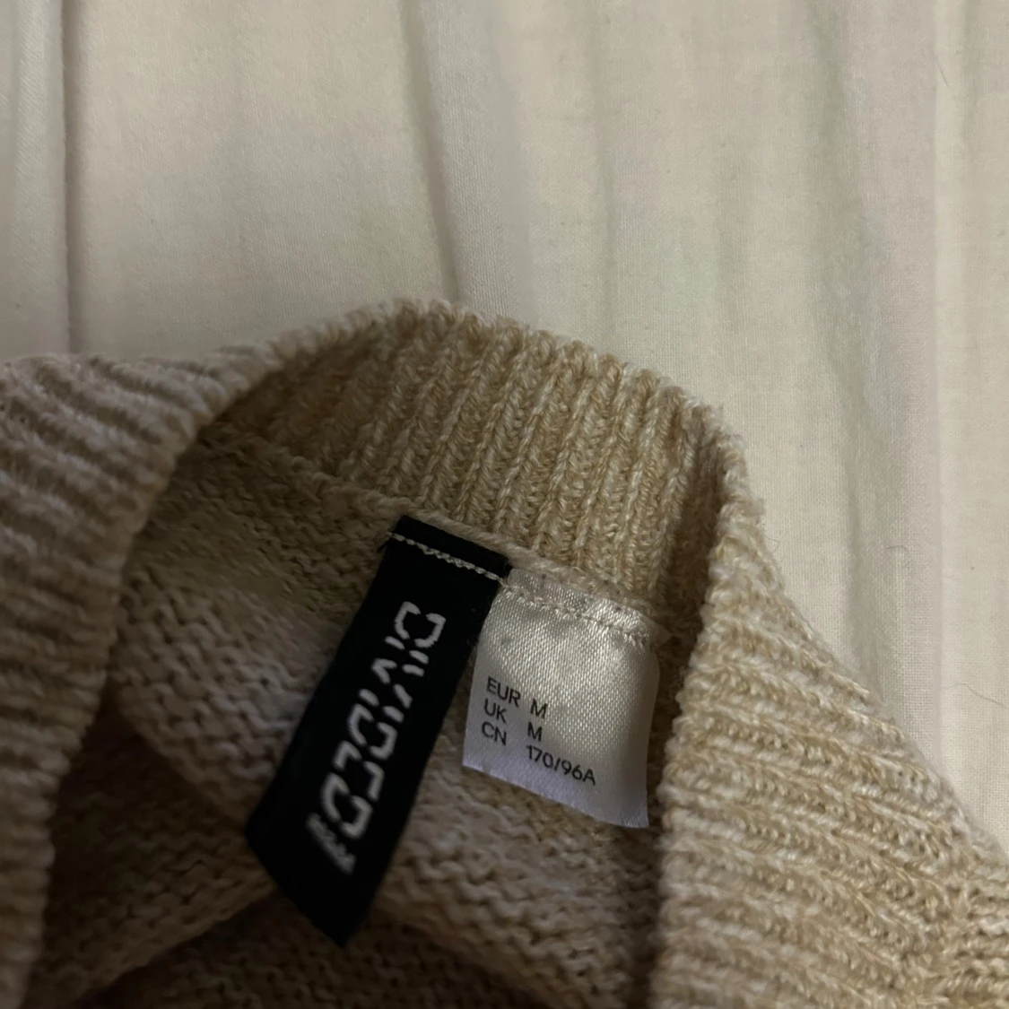 Beige stickad tröja  - 90