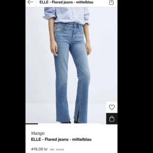 Mörkblåa jeans från Mango - Flared med beskärning längst ner på byxorna (se bild 5) använt endast npgra få gånger, säljer då dem är för små för mig. Dem är i st 40 men sitter som en st 38