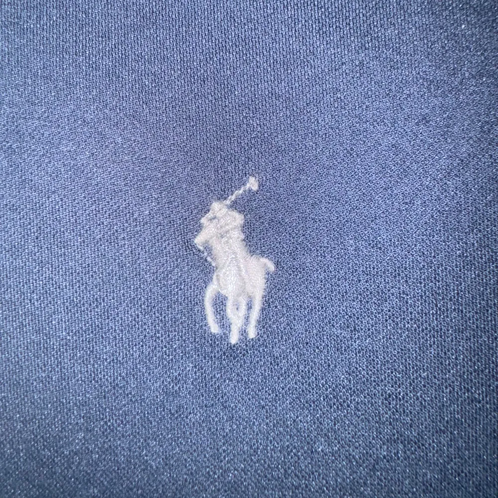 Säljer en snygg mörkblå pikétröja från Ralph Lauren. Med stretchigt material (42% Polyester, 58% bomull). Varan är i mycket fint skick utan några skavanker, (9/10) om inte (10/10). Mått: Längd från axeln: 65 cm Midjemått: 48,5 cm. Perfekt för både vardag och lite finare tillställningar! Detta är en gammal modell och den går inte få tag på längre. Fundera inte om att kontakta vid ytterligare frågor! 😃👕. T-shirts.