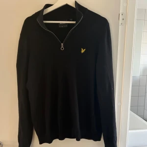 Lyle & scott half zip - Säljer min half zip då den inte passar min stil längre. Köpte den för 700 och den har knappt använts, så den är  fortfarande i väldigt bra skick. Storlek M