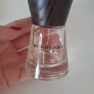 Burberry touch. - Halva flaskan är använd. Vänligen se där jag har märkt ut med gul lapp.