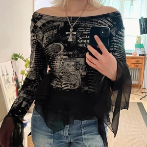 Alternative off shoulder topp - Off shoulder topp, men går också att bära den ”som vanligt”. Har satt en säkerhetsnål i midjan då den är lite stor för mig!🥰 skulle säga att storleken är medium. 