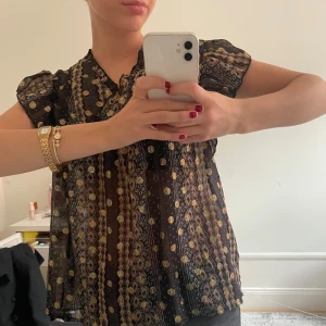 Middags blus - Jätte söt Stockholm stils blus. Perfekt för middagar och funkar för fester 💗