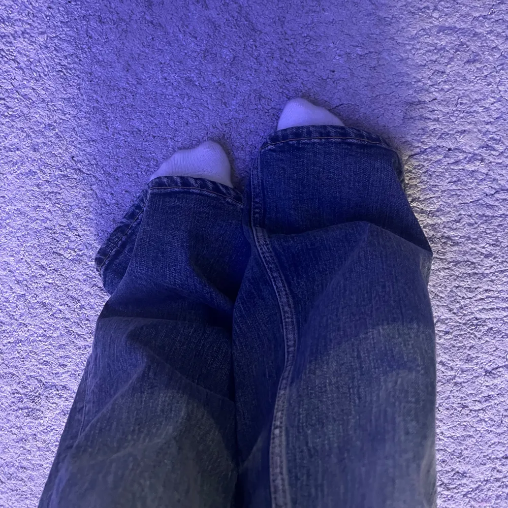 Säljer dessa jeans som är köpta på plick men var för stora (säljer två av denhär jeans modellen fast i olika storlekar sp kolla gärna min andra annons🙏🏼) 🩷köptes för 600kr pris går att diskuteras. Jeans & Byxor.