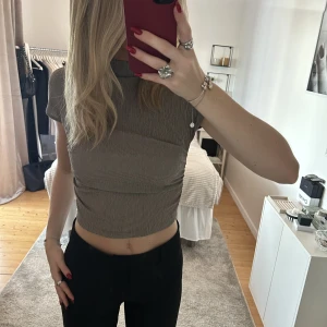 Topp från Zara - Jätte fin topp från Zara. Storlek M men skulle säga att den är liten i storleken så passar mer en XS/S. Använd 1 gång så är i fint skick.