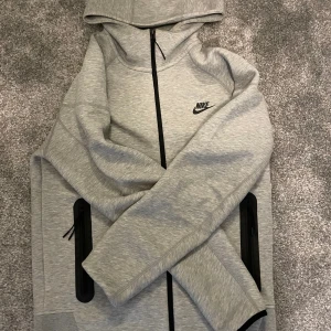 Nike Tech Fleece - Grå Nike tech fleece | Nypris 1017kr | Inga defekter, nästan aldrig använd då jag bytt stil