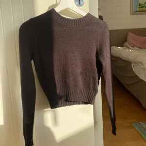 Stickad tröja - Jätte fin skickad tröja! Som tyvärr är lite för liten för mig. Köpt för typ ett år sedan men fortfarande väldigt bra skick! Frakt 29kr
