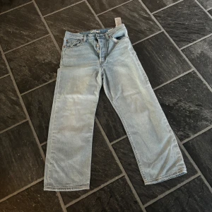 Levi’s ljusblåa jeans - Byxorna har varit använda ett få tal gånger, jag köpte dom på Carlings för cirka 1000 kr ungefär 1 år sen och har it använt dom sen dess. De är ljusblåa och hyfsat högmidjade och storlek 30. Jag är 155 och de var lite långa på mig. pris förslag?!!💗