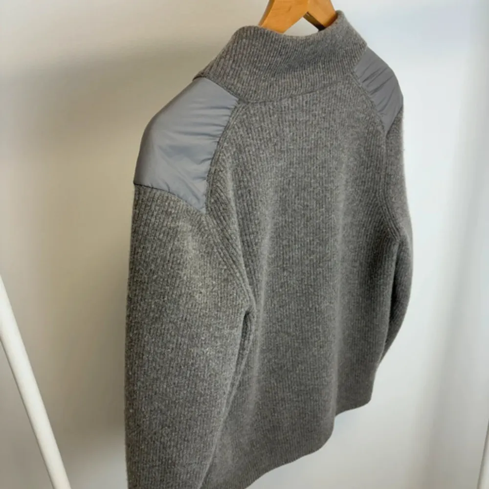 Säljer en sjukt snygg gran sasso Cardigan i storlek 50 (passar S/M), cond 9/10 knappt använd!. Jackor.